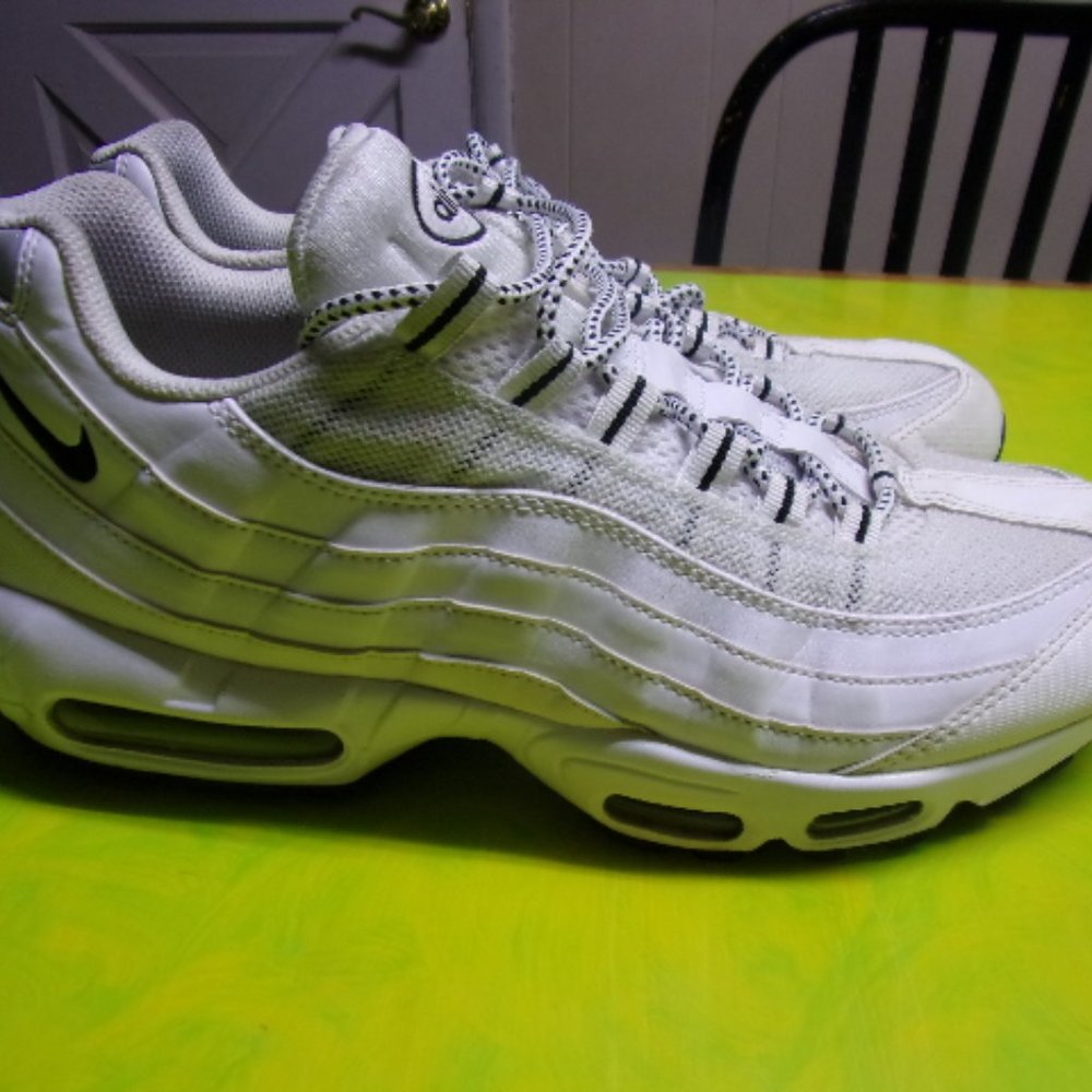 mens  NIKE AIRMAX athletic shoe sz.12
